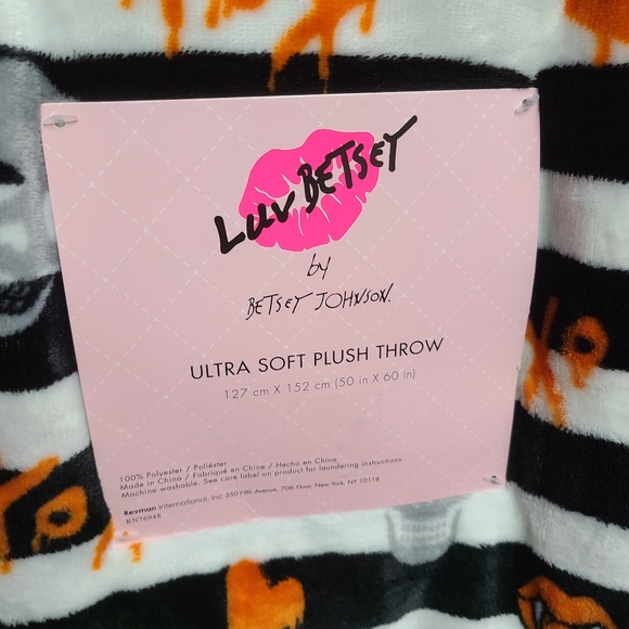 Betsey Johnson Holloween Throw - Picture 2 of 2